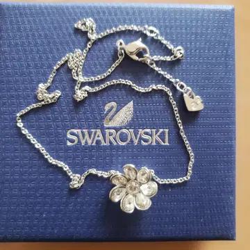 Swarovski 꽃 모티브 목걸이