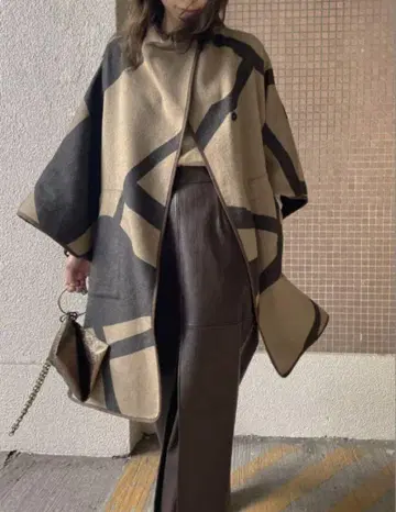 완판템 Ameri REVERSIBLE COLOR PONCHO COAT