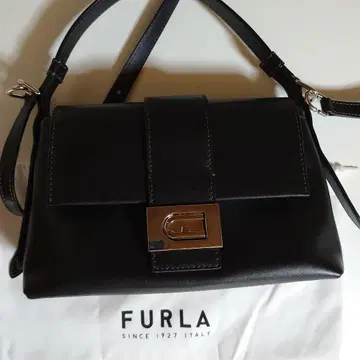 FURLA 블랙 가죽 숄더백