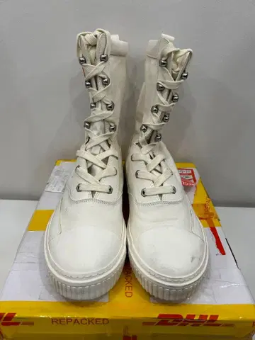 화이트 레이스업 부츠