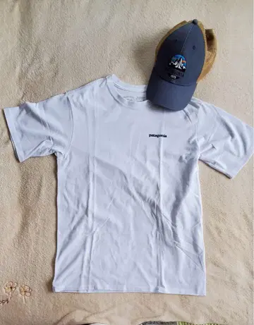 patagonia 화이트 T셔츠 and 모자