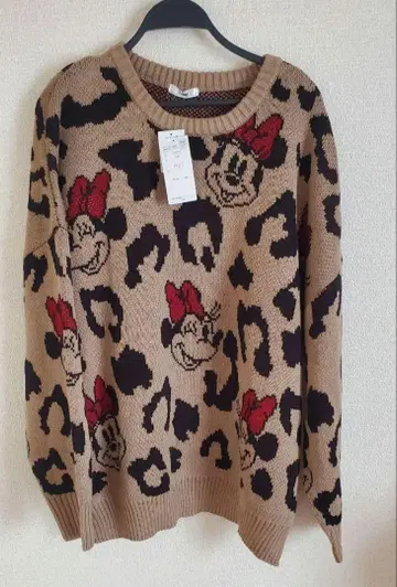 디즈니 레오파드 무늬 스웨터