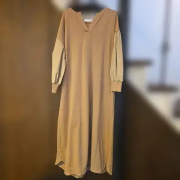 베이지 V넥 롱 원피스 벌룬 소매