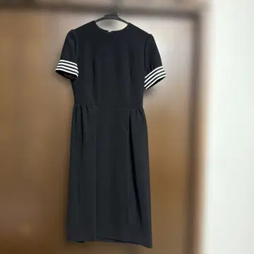 미사용 새상품 보더스 앳 발코니 블랙 반팔 무릎 기장 원피스