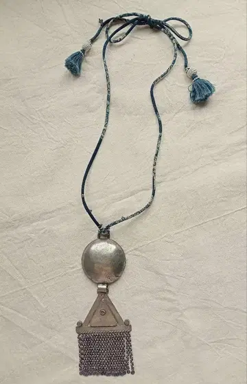 45R 원 삼각형 사각형 목걸이 브로치 네이비 나염