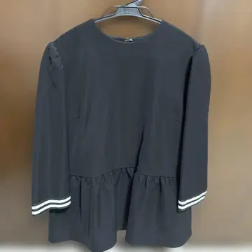 미사용 새상품 보더스 앳 발코니 블랙 상의