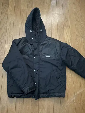 XLARGE 블랙 다운 자켓 후드 부착