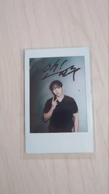 오민수 사인 포함 폴라로이드 사진