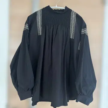 Cuidado Fabrica 블랙 긴팔 블라우스