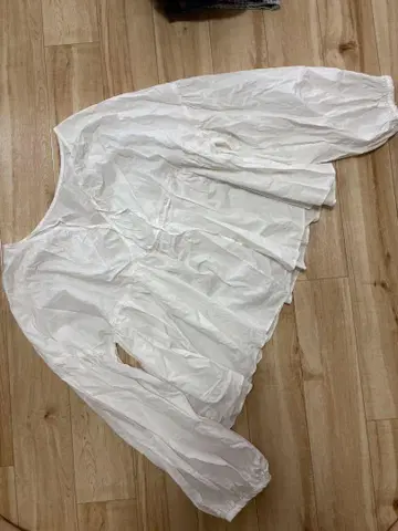 화이트 벌룬 슬리브 상의