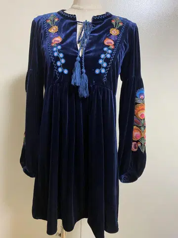 ZARA 자수 장식 네이비 벨벳 느낌 미니 원피스