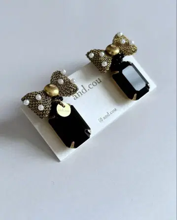 and.cou shinovintagecrystal&brass ribbon
