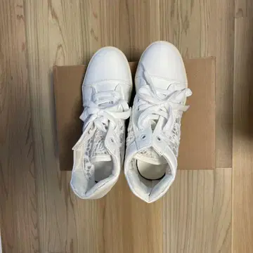 화이트 레이스 패널 스니커즈