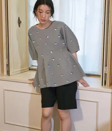 플라워 자수 페플럼 니트
