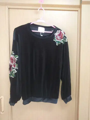 블랙 벨벳 긴팔 티셔츠 장미 모티브가 귀여워