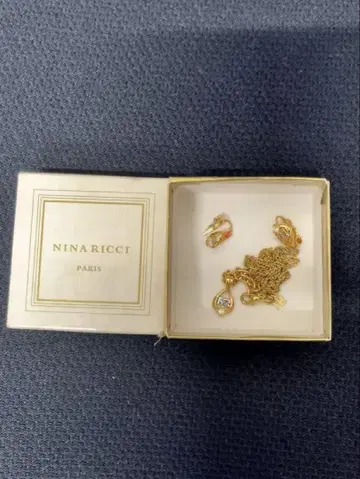 NINA RICCI 골드톤 목걸이와 귀찌 세트
