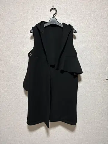 프릴 달린 후드 베스트 블랙