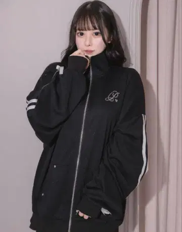 pium 더블 라인 비쥬 프린트 지퍼 맨투맨 블랙 피움 삐움