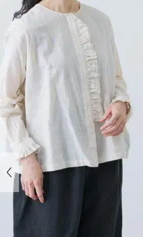 카구레 이번 시즌 미사용 새상품 와셔 프릴 블라우스 베이지
