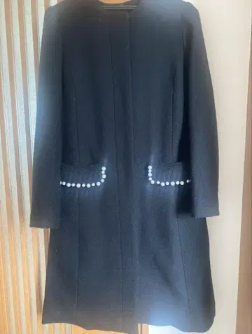 chesty 블랙 펄 장식 포켓 롱 코트