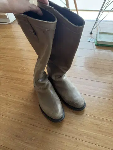 베이지 가죽 롱 부츠 지퍼 포함