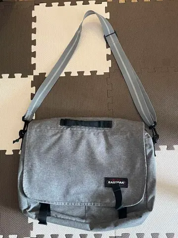 EASTPAK 그레이 메신저 백