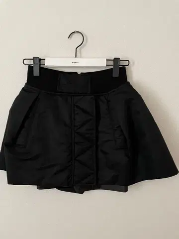 Sacai 블랙 플레어 숏팬츠