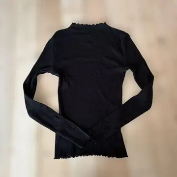 리브 프릴 넥 긴팔 T셔츠 블랙