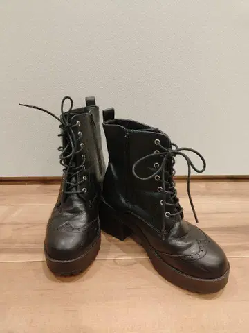 인조 가죽 블랙 레이스업 통굽 부츠
