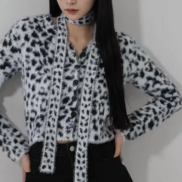 새상품 me+emrelect 레오파드 샤기 니트 가디건