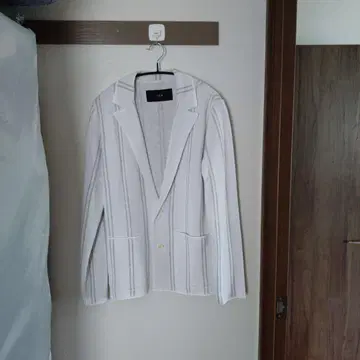 AKM 화이트 스트라이프 니트 자켓