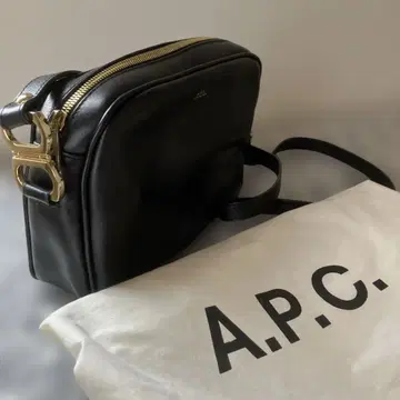 APC 숄더백 블랙