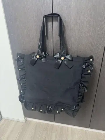 이타백 A3 리본과 프릴이 달린 블랙 토트백