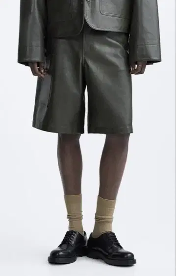 ZARA 올리브 그린 카키 가죽 숏팬츠 L