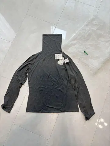 그레이 터틀넥 긴팔 상의