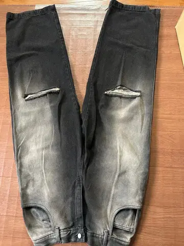 GLAMOUR 데미지 가공 데님 팬츠 (King Gnu 츠네타 착용)