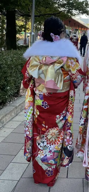 빨간색 후리소데 아이보리 하카마 바비 인형 콜라보