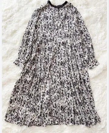 카프리슈 레마쥬 화이트, 블랙 그레이 추상 패턴 긴팔 플레어 원피스