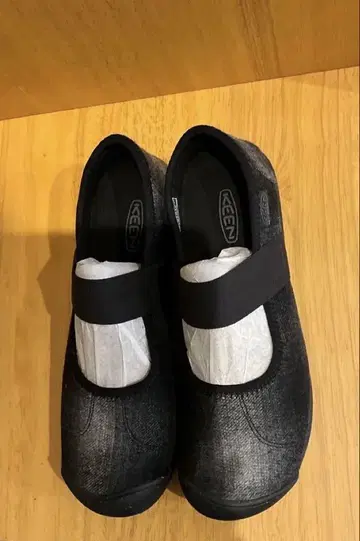KEEN 블랙 플랫슈즈