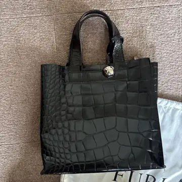 FURLA 크로커다일 엠보 블랙 토트백