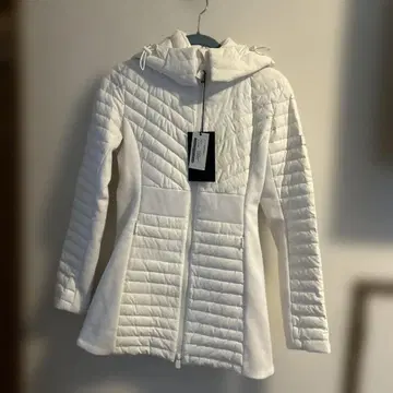 택 포함 새상품 TATRAS 후드 부착 화이트 다운 자켓 01