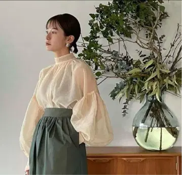 클레인 시어 퍼프 블라우스 아이보리