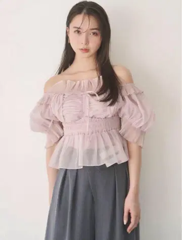 스나이델 개더 프릴 오프숄더 블라우스 핑크