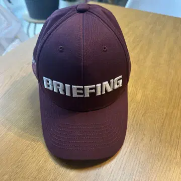 BRIEFING 크림슨 컬러 캡