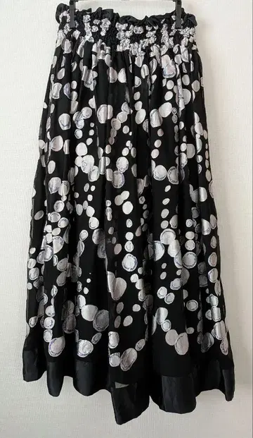 츠모리치사토 광택 펄 패턴 플레어 스커트