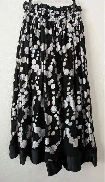 츠모리치사토 광택 펄 패턴 플레어 스커트