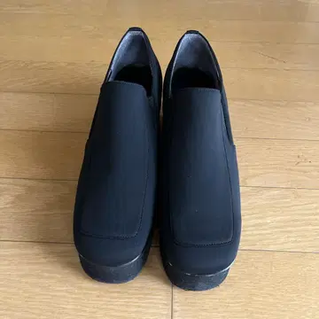 에스프레소 블랙 편안함 3E 통굽 웨이브 밑창 스트레치 슬립온
