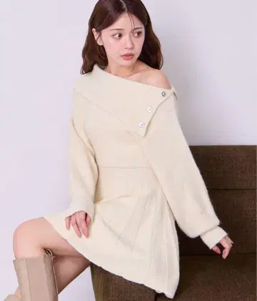 NICE CLAUP 오프숄더 플리츠 니트 원피스 아이보리