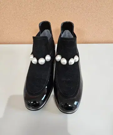 긴자 요시노야 23.5cm 펄 장식 블랙 앵클부츠