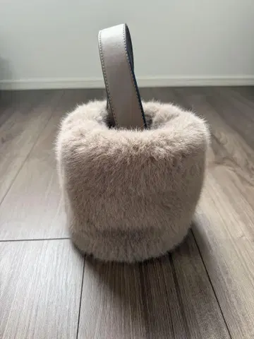 베이지 퍼 백 버킷형 핸드백